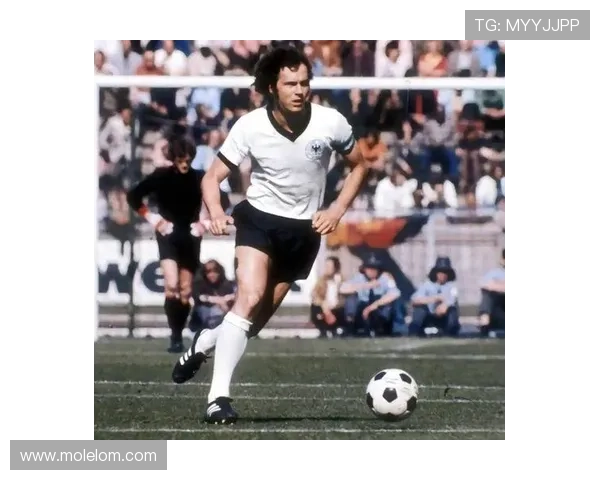 全球足球历史上著名的9号球星盘点与传奇足迹回顾