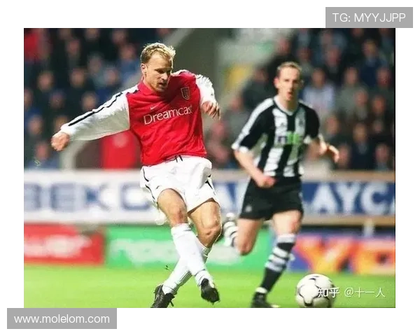 足球右后腰位置的明星球员及其在球队中的独特作用解析 足球右后腰位置的明星球员及其在球队中的独特作用解析